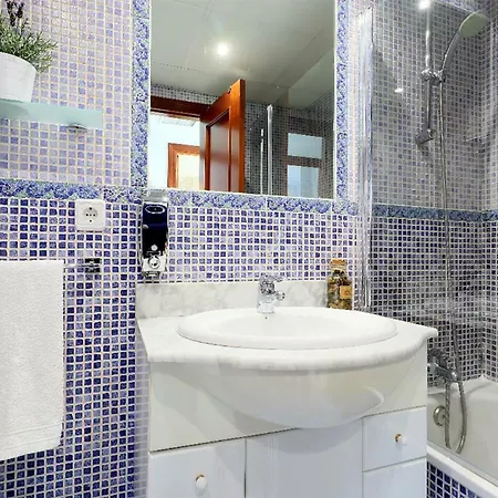 *new* Cerca De La Mezquita *